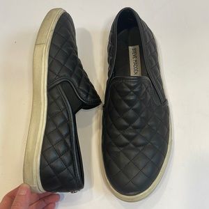 STEVE MADDEN Quilted Slip Ons size 9